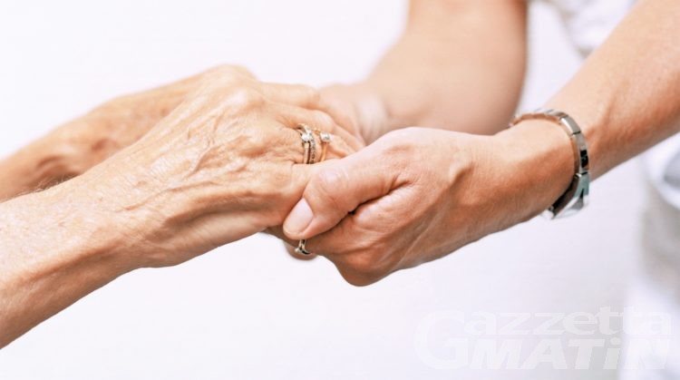 Anziani: aperte le prenotazioni per le visite dei parenti nelle Rsa