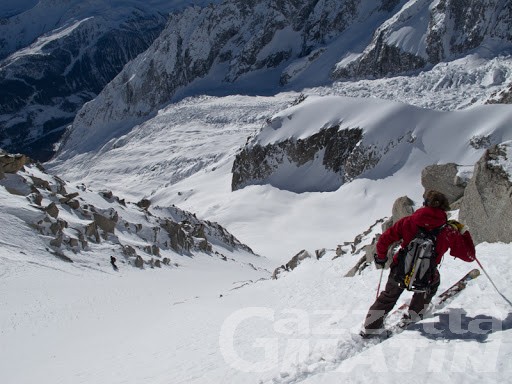 Monte Bianco, sciatori bloccati sul ghiaccio della Brenva: salvati dal Sav
