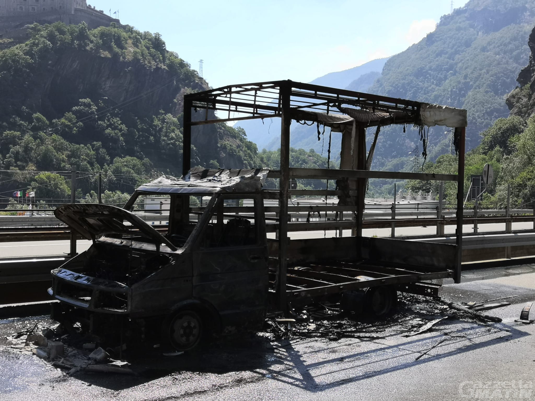 Furgone in fiamme sull’A5, chiuso il tratto tra Verrès e Pont-Saint-Martin Furgone in fiamme sull’A5, chiuso il tratto tra Verrès e Pont-Saint-Martin