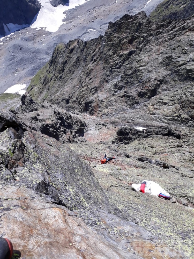 Incidente in montagna: parapendio rimane appeso sulla Cresta del Brouillard