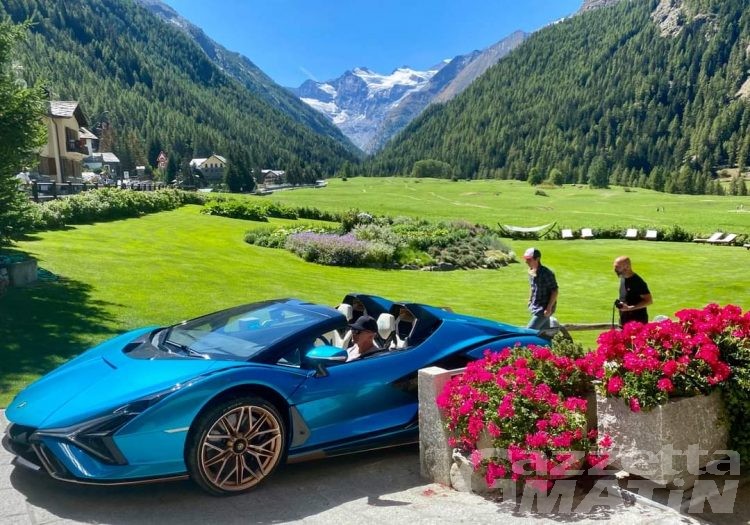 Sian, 819 cavalli, 3 milioni di euro: la prima ibrida Lamborghini sul set fotografico della Valle d’Aosta