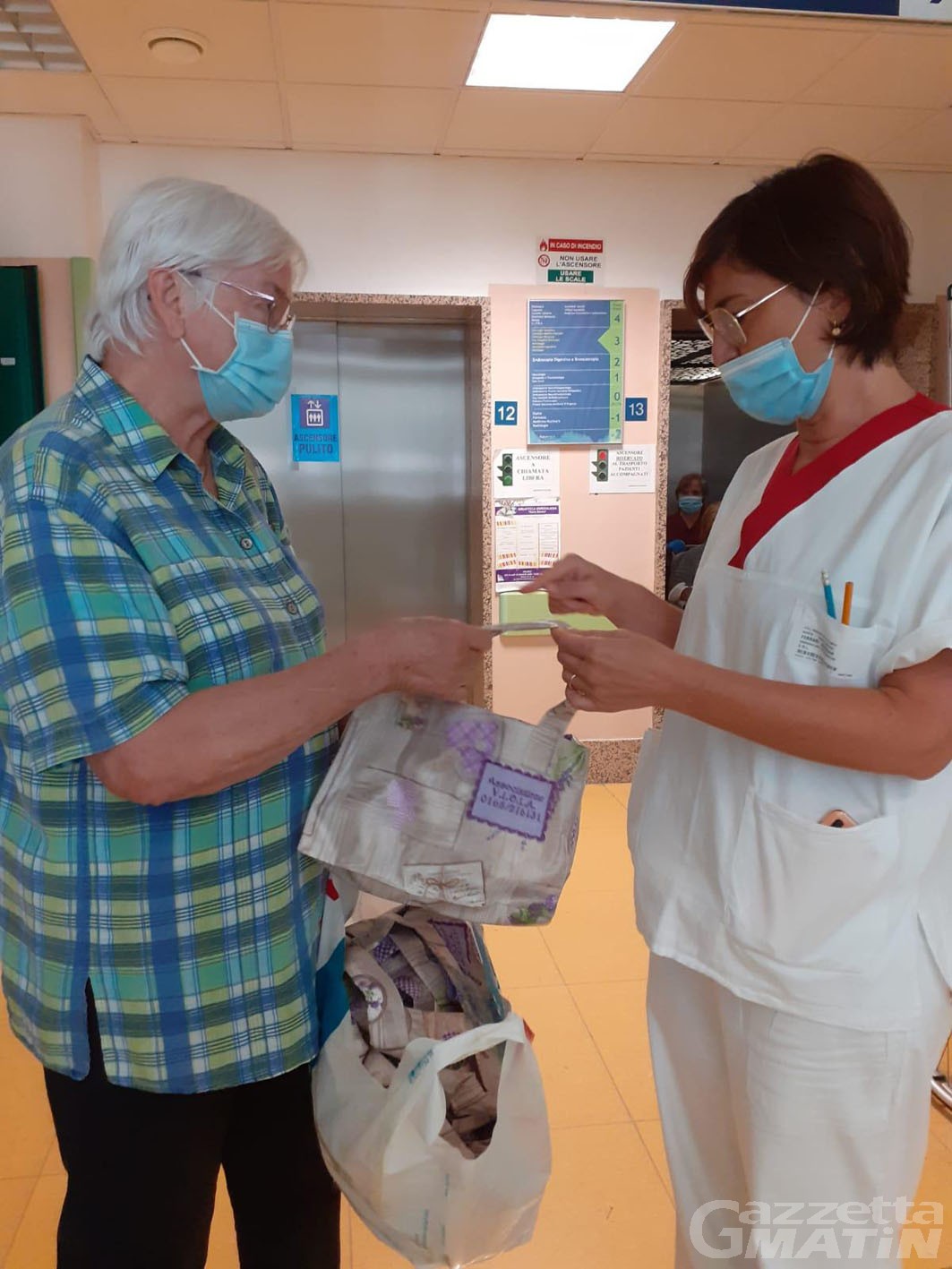 Solidarietà: Viola dona borsine al reparto di chirurgia toracica del Parini