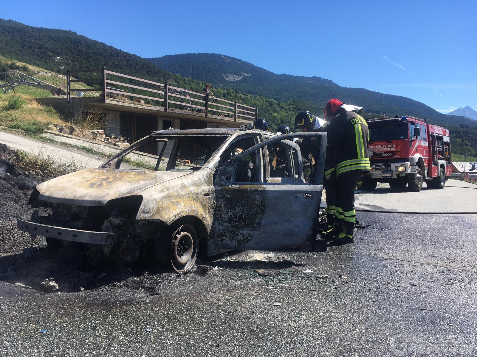 Auto a GPL in fiamme a Verrayes: illesi conducente e passeggero