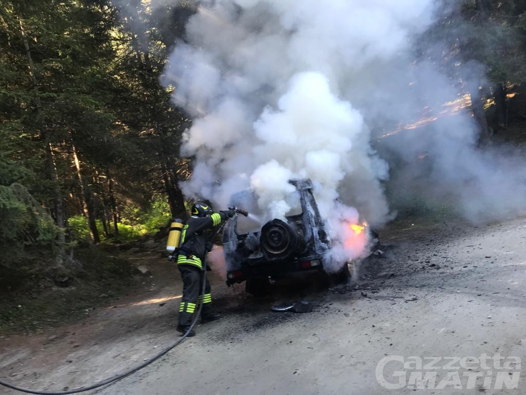 Saint-Marcel, jeep prende fuoco su una strada poderale: nessun ferito Saint-Marcel, jeep prende fuoco su una strada poderale: nessun ferito