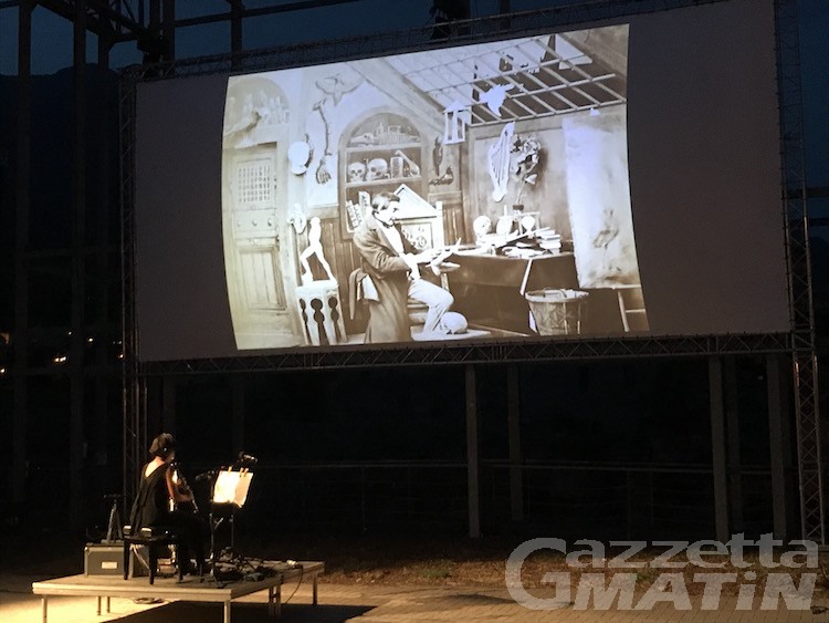 Strade del Cinema, la pioggia non ferma la passione Strade del Cinema, la pioggia non ferma la passione