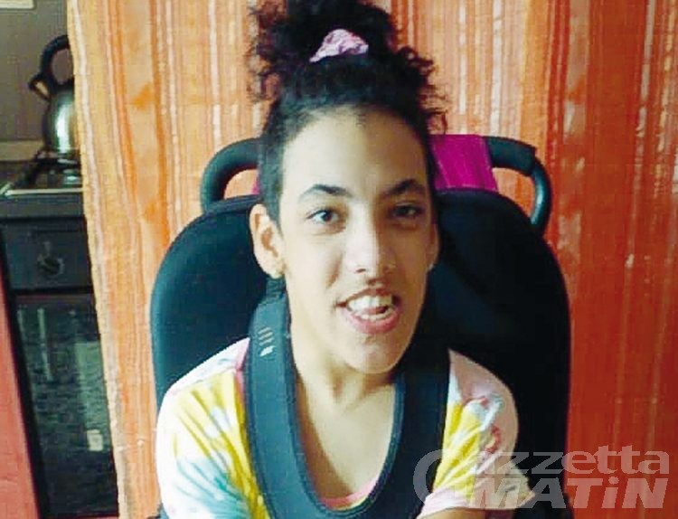 Disabile “sepolta” in casa dalle barriere architettonniche: la famiglia di Imane cerca una casa accessibile