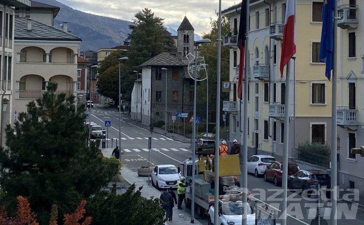 Aosta: è iniziata l’installazione delle luminarie natalizie, l’albero non si potrà ‘scalare’