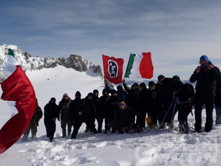 Giù le mani dal Monte Bianco: CasaPound pianta bandiera italiana in difesa del confine conteso con la Francia