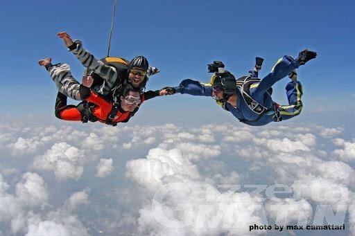 Adrenalina: sabato 24 battesimo del volo con paracadute ad Aosta
