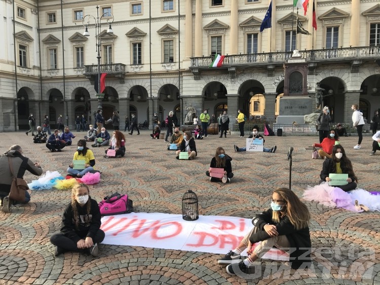 Coronavirus, in piazza l’emozionante protesta della danza e delle palestre