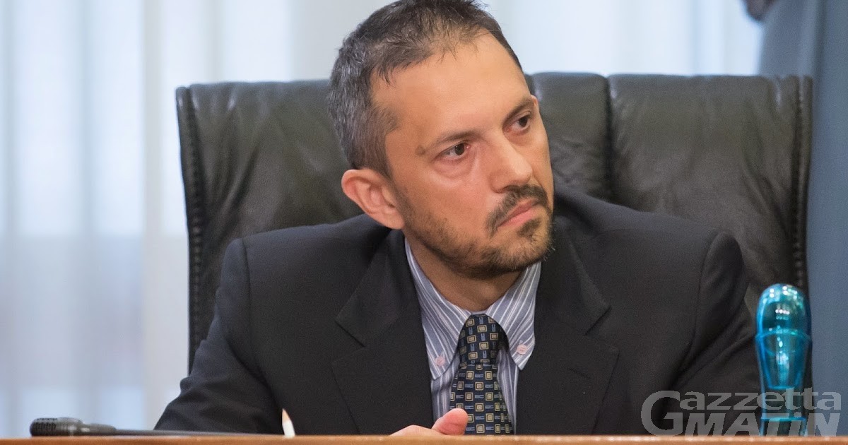 Ferragosto sfortunato per l’assessore al Turimo Jean-Pierre Guichardaz: incidente in auto e gomito fratturato Ferragosto sfortunato per l’assessore al Turimo Jean-Pierre Guichardaz: incidente in auto e gomito fratturato