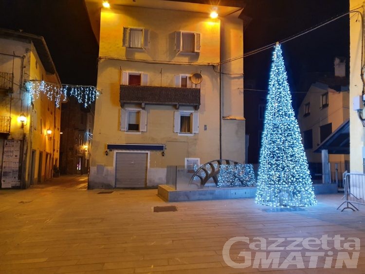 Natale ad Aosta, albero (finto) in piazza Chanoux sperando ancora in un mercatino