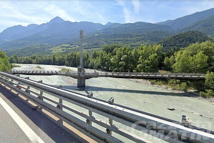 Nuovi lavori al manto stradale: chiusa la passerella ciclopedonale Aosta-Gressan