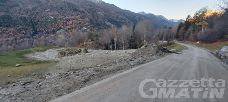 Avise, colata detritica sulla regionale per Cerellaz