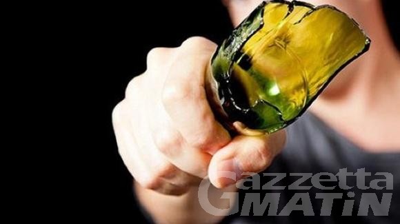 Tenta di tagliare la gola a un uomo, arrestato dalla polizia