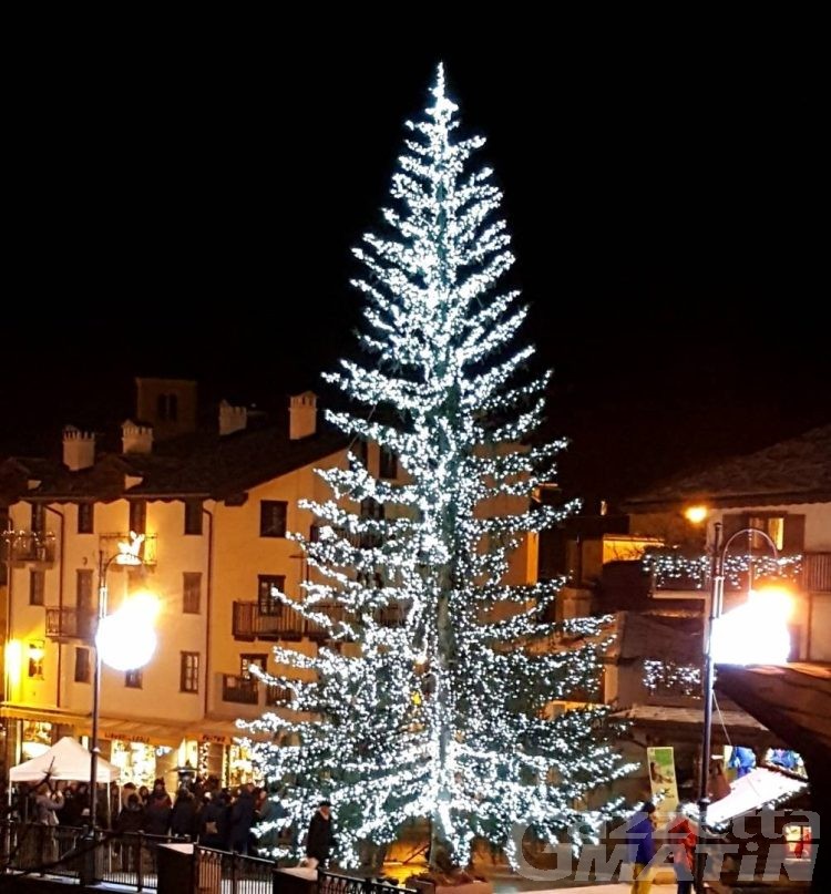 La Thuile, sabato si accende l’albero di Natale solidale