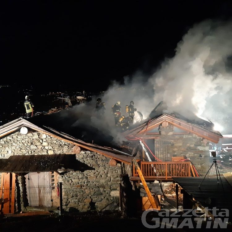 Brissogne, casa in fiamme: 32 vigili del fuoco lavorano 8 ore per domare il rogo