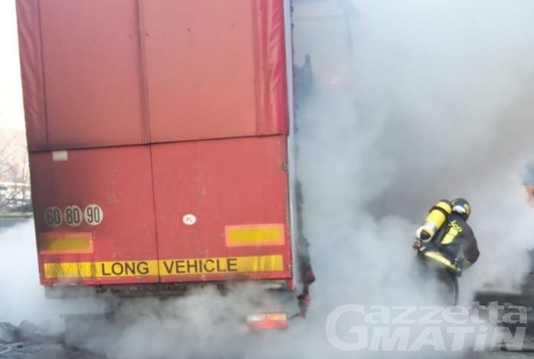 Tir in fiamme sull’A5: intervengono di Vigili del fuoco