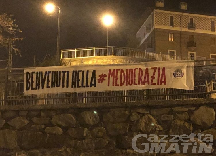 Governo, striscioni di CasaPound in tutta Italia: «benvenuti nella mediocrazia»