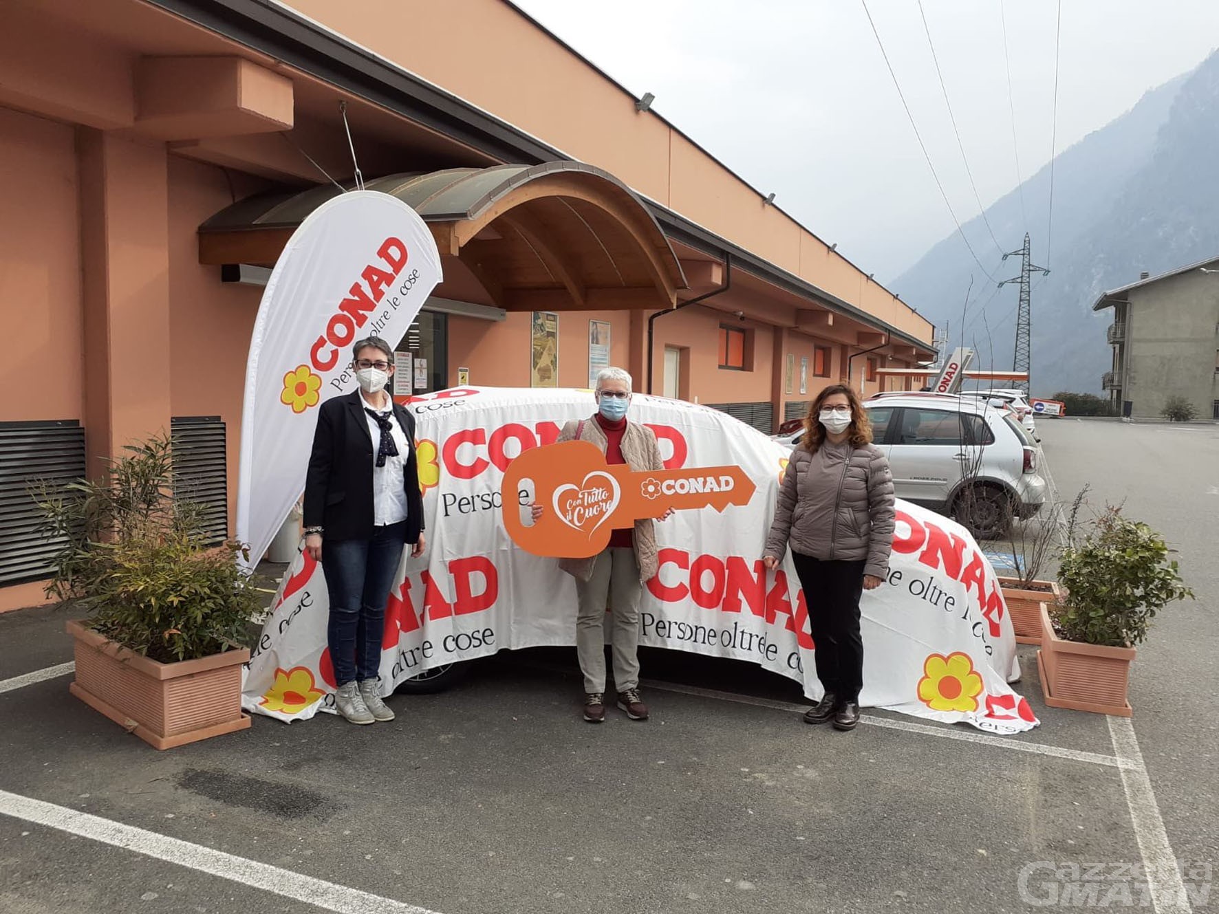 Solidarietà: la campagna “Con tutto il cuore” di Conad porta a Pont-Saint-Martin una Lancia Y Solidarietà: la campagna “Con tutto il cuore” di Conad porta a Pont-Saint-Martin una Lancia Y