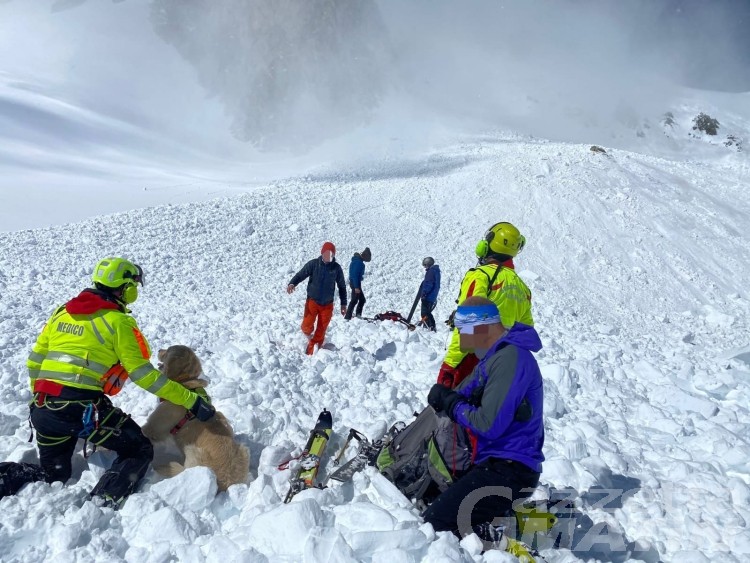 Valanga al Col Fourchon, estratto uno scialpinista in ipotermia