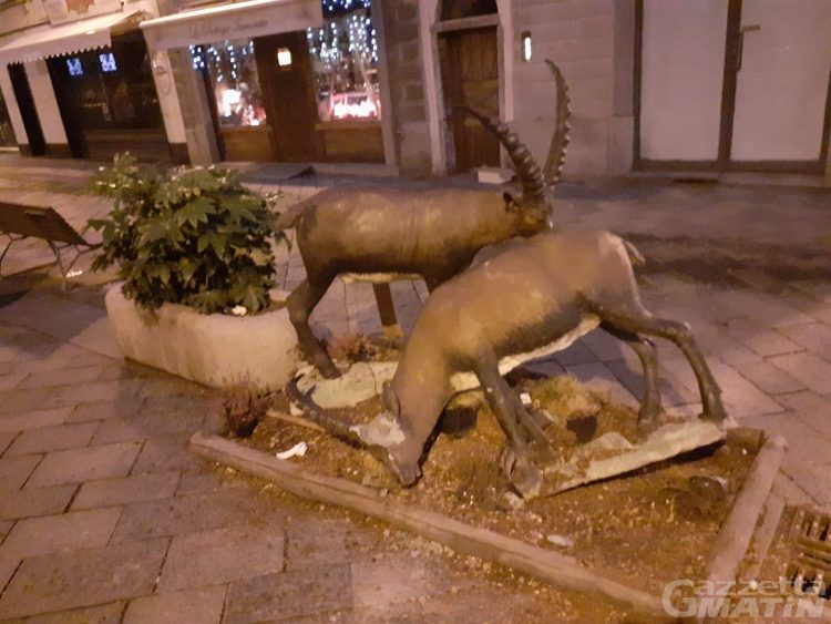 Aosta, danneggiata una scultura di Siro Viérin