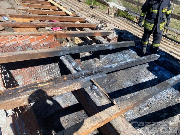 Incendio: a fuoco il tetto di una casa in frazione Torille a Verrès