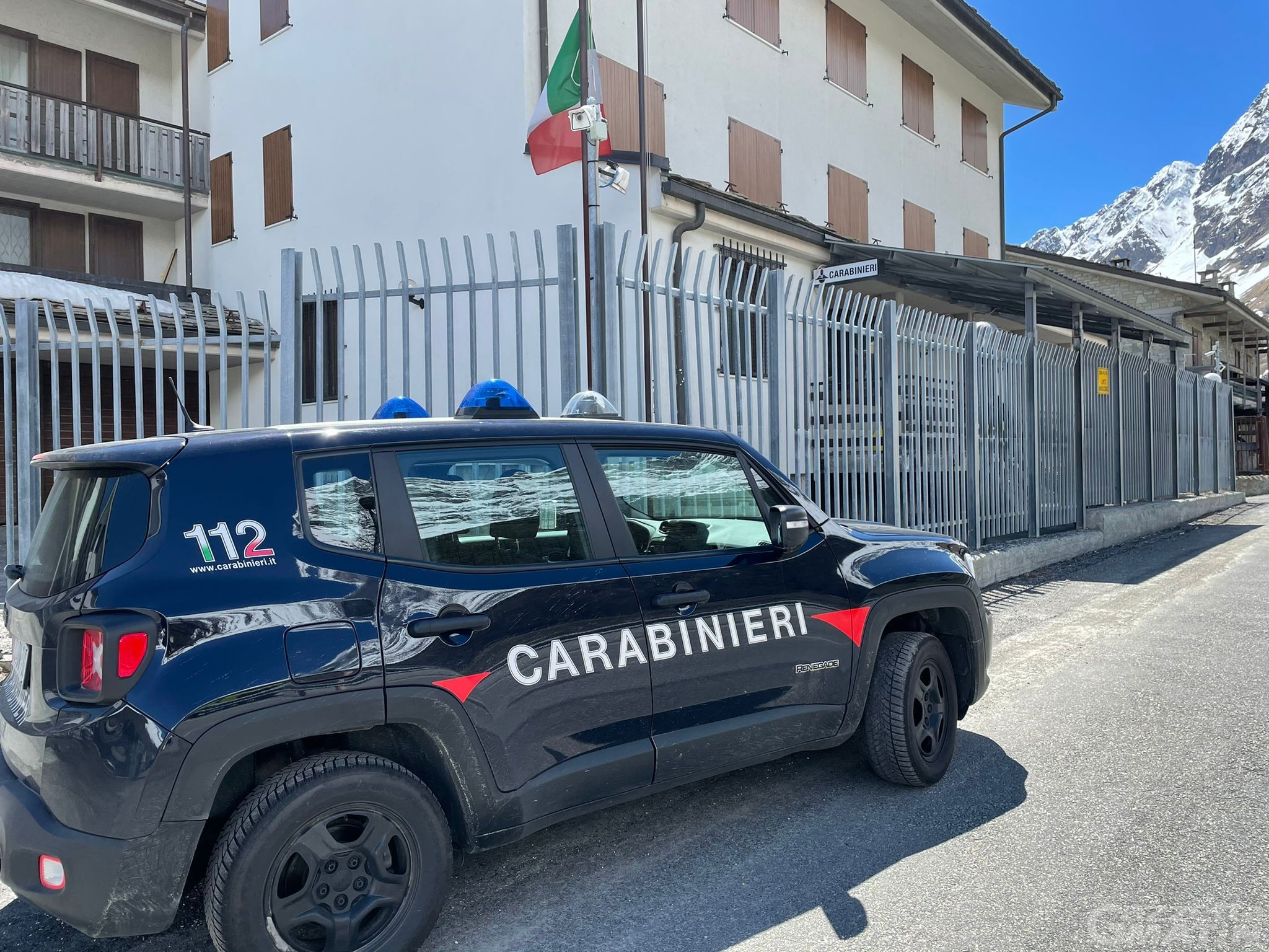 Torgnon, completamente ubriaco rischia di finire contro l’auto dei Carabinieri: patente ritirata Torgnon, completamente ubriaco rischia di finire contro l’auto dei Carabinieri: patente ritirata