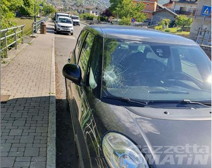 Gressan: vandali scatenati, danneggiati i vetri di 5 autoveicoli Gressan: vandali scatenati, danneggiati i vetri di 5 autoveicoli