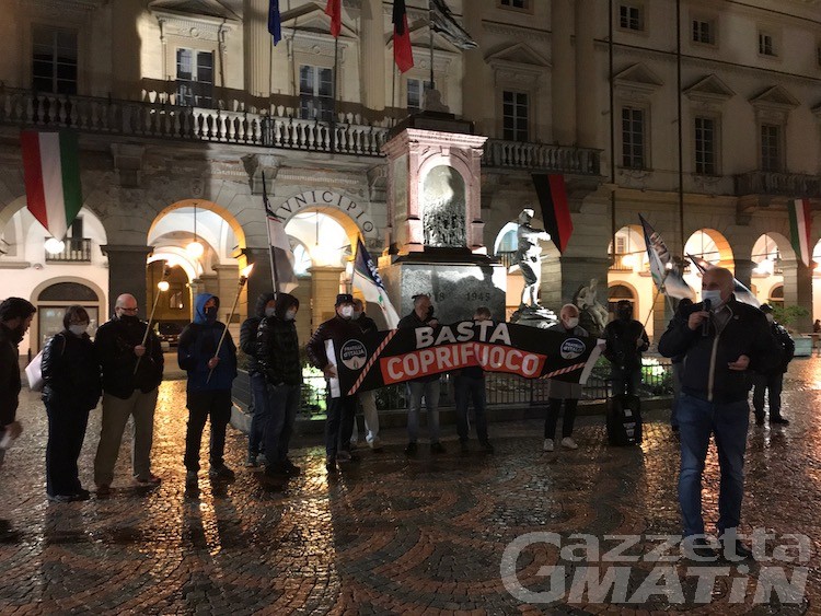Coprifuoco, Fratelli d’Italia Vda in piazza chiede le dimissioni di Lavevaz e Barmasse