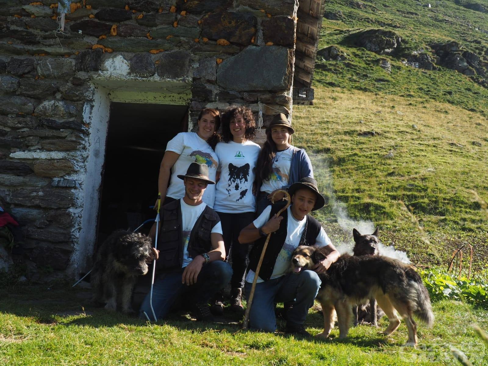 Convivenza con il lupo, Progetto Pasturs: 2 pastori e 20 volontari insieme per dimostrare che si può