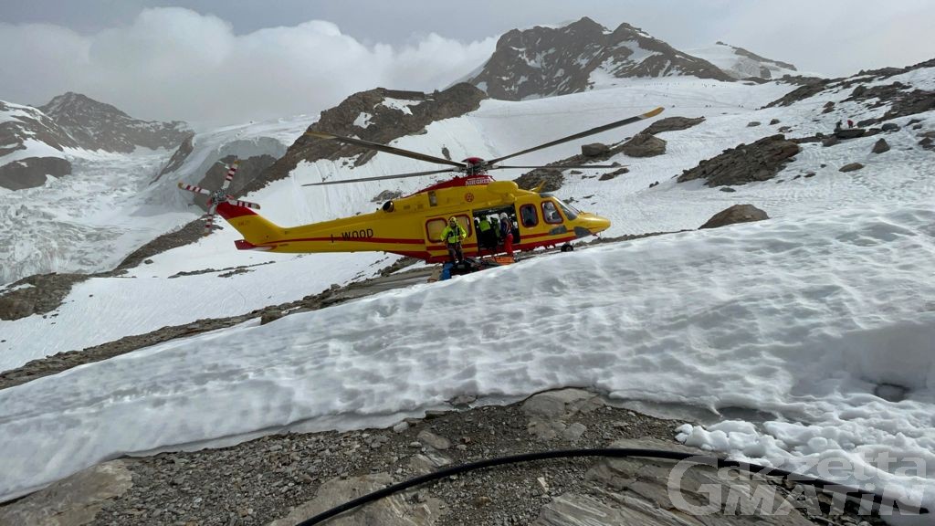 Colle del Lys, atleta finisce in un crepaccio durante una gara: tratto in salvo Colle del Lys, atleta finisce in un crepaccio durante una gara: tratto in salvo