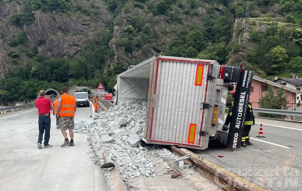 Camion si rovescia sull’A5 e il carico invade le corsie: scoppio di un pneumatico la causa dell’incidente