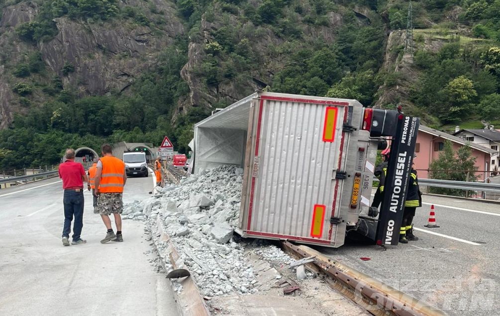 Camion si rovescia sull’A5 e il carico invade le corsie: scoppio di un pneumatico la causa dell’incidente Camion si rovescia sull’A5 e il carico invade le corsie: scoppio di un pneumatico la causa dell’incidente