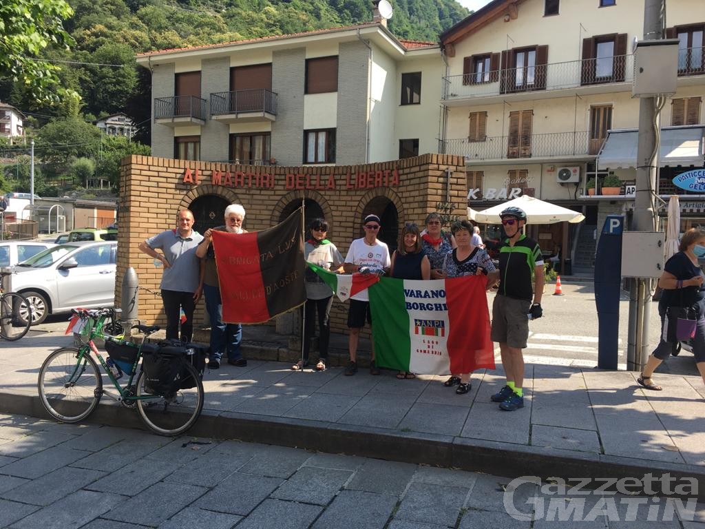 Sulle tracce dei partigiani: Giovanni Bloisi, il ciclista della memoria, fa tappa ad Aosta