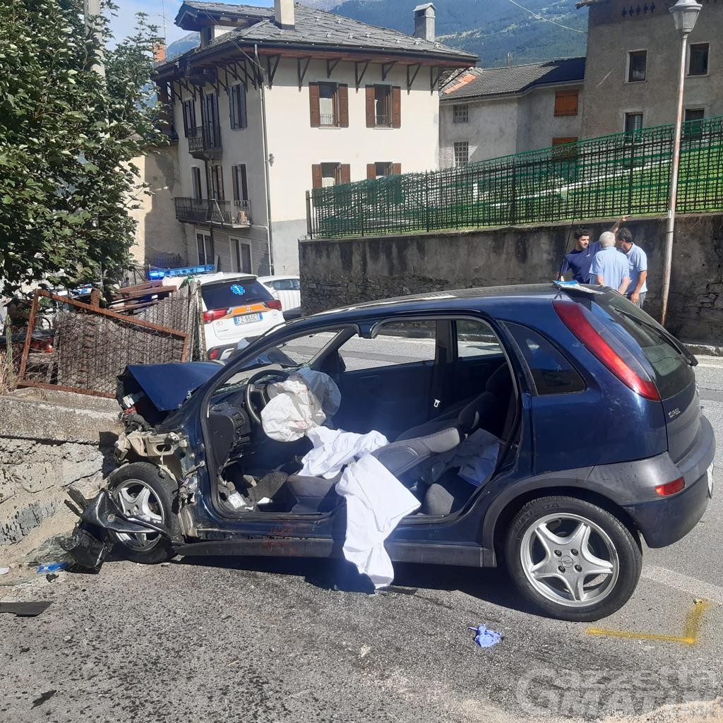 Sarre, auto finisce contro un muro di pietra: intervengono 118 e Vigili del fuoco Sarre, auto finisce contro un muro di pietra: intervengono 118 e Vigili del fuoco