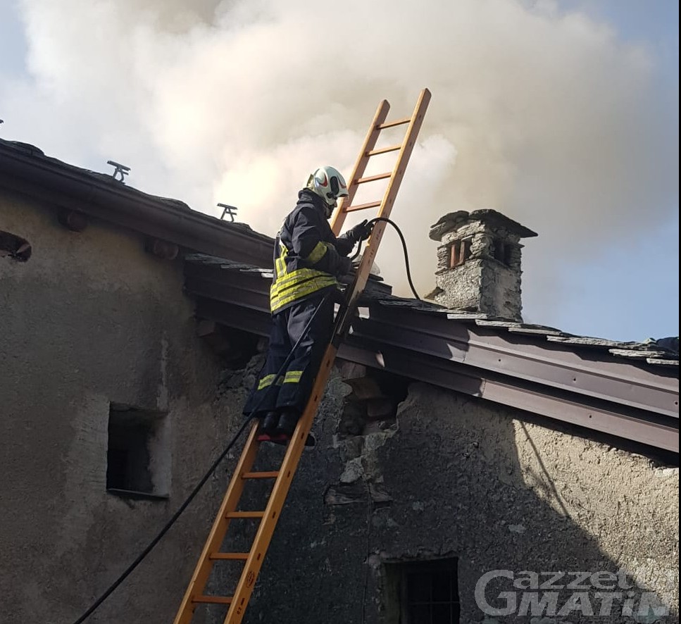Châtillon, casa distrutta dalle fiamme: scatta la raccolta fondi “Accendiamo il fuoco della solidarietà” Châtillon, casa distrutta dalle fiamme: scatta la raccolta fondi “Accendiamo il fuoco della solidarietà”