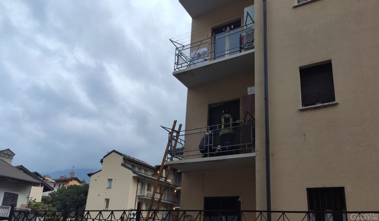 Aosta: anziano solo trovato morto in casa, a dare l’allarme i vicini