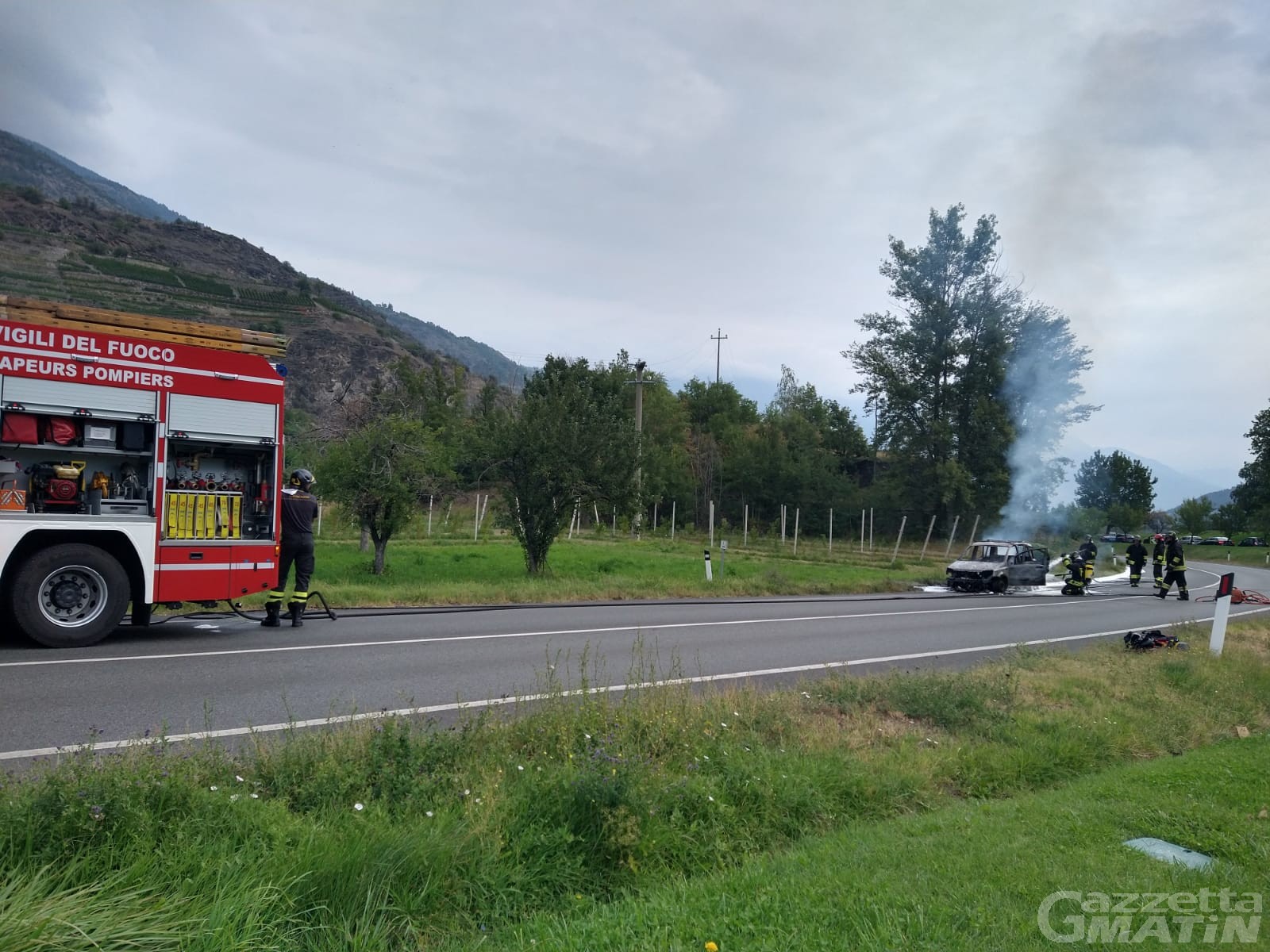 Saint-Pierre: auto va a fuoco sulla Statale 26, illeso il conducente Saint-Pierre: auto va a fuoco sulla Statale 26, illeso il conducente