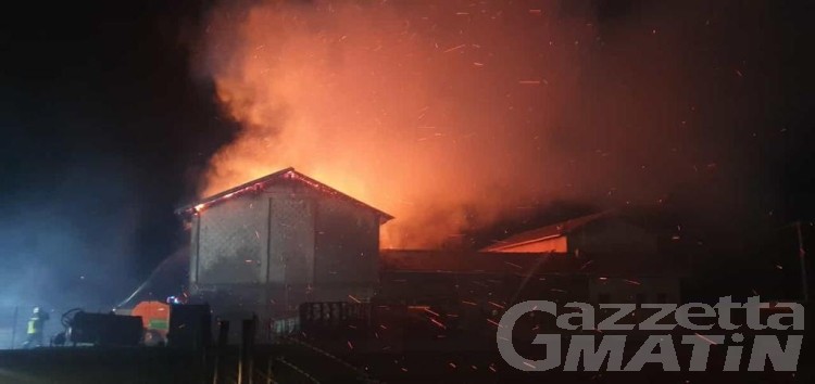 Incendio, le fiamme distruggono un fienile a Verrès