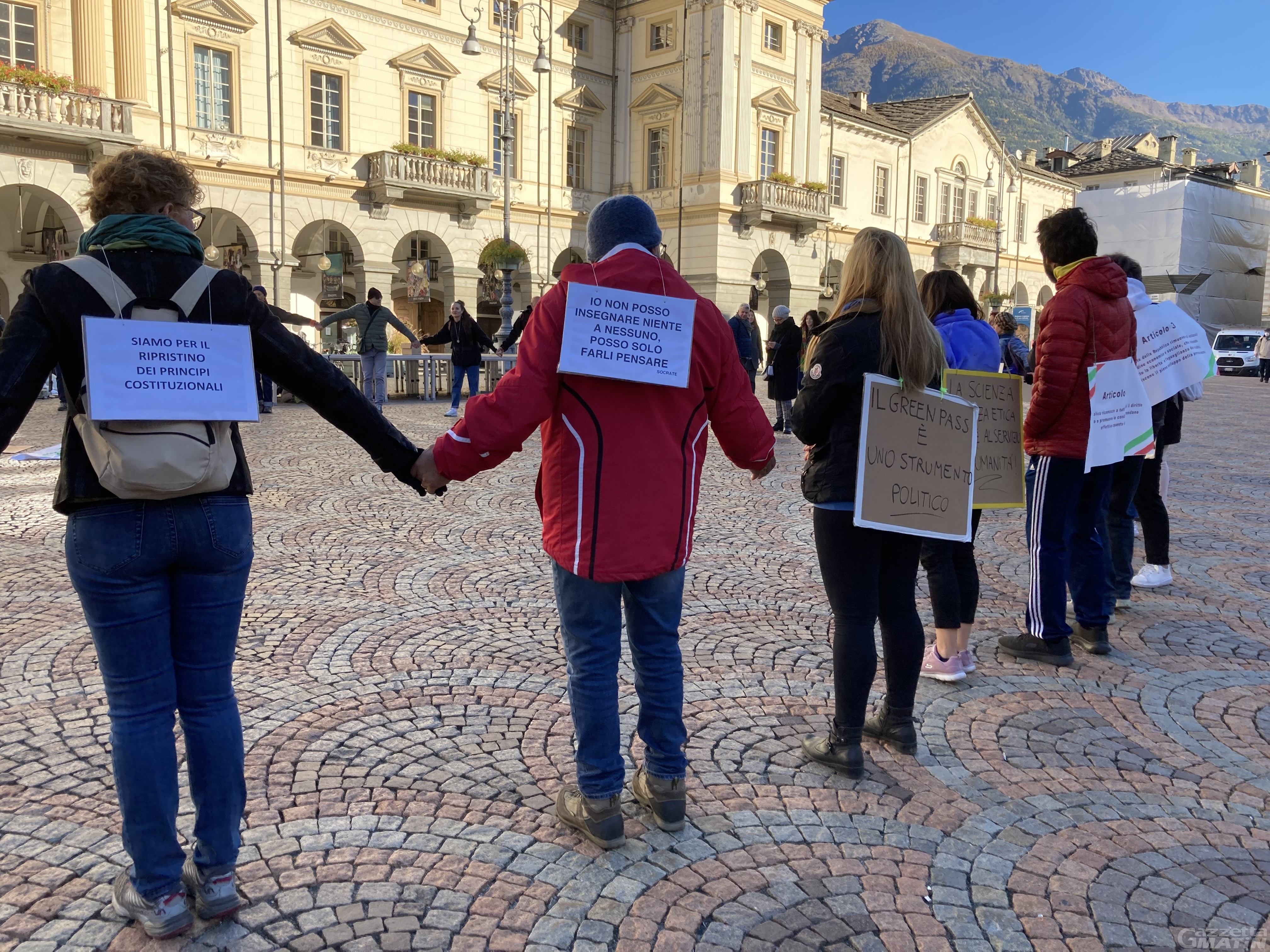 No Green pass, in 80 scendono in piazza ad Aosta: «Creiamo una mostra a cielo aperto del dissenso» No Green pass, in 80 scendono in piazza ad Aosta: «Creiamo una mostra a cielo aperto del dissenso»