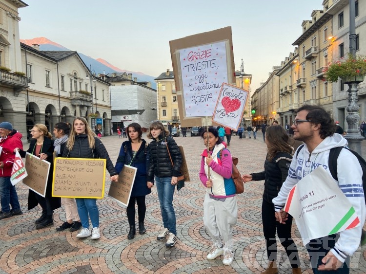 No green pass in piazza: «lasciateci tornare a vivere la nostra vita» No green pass in piazza: «lasciateci tornare a vivere la nostra vita»