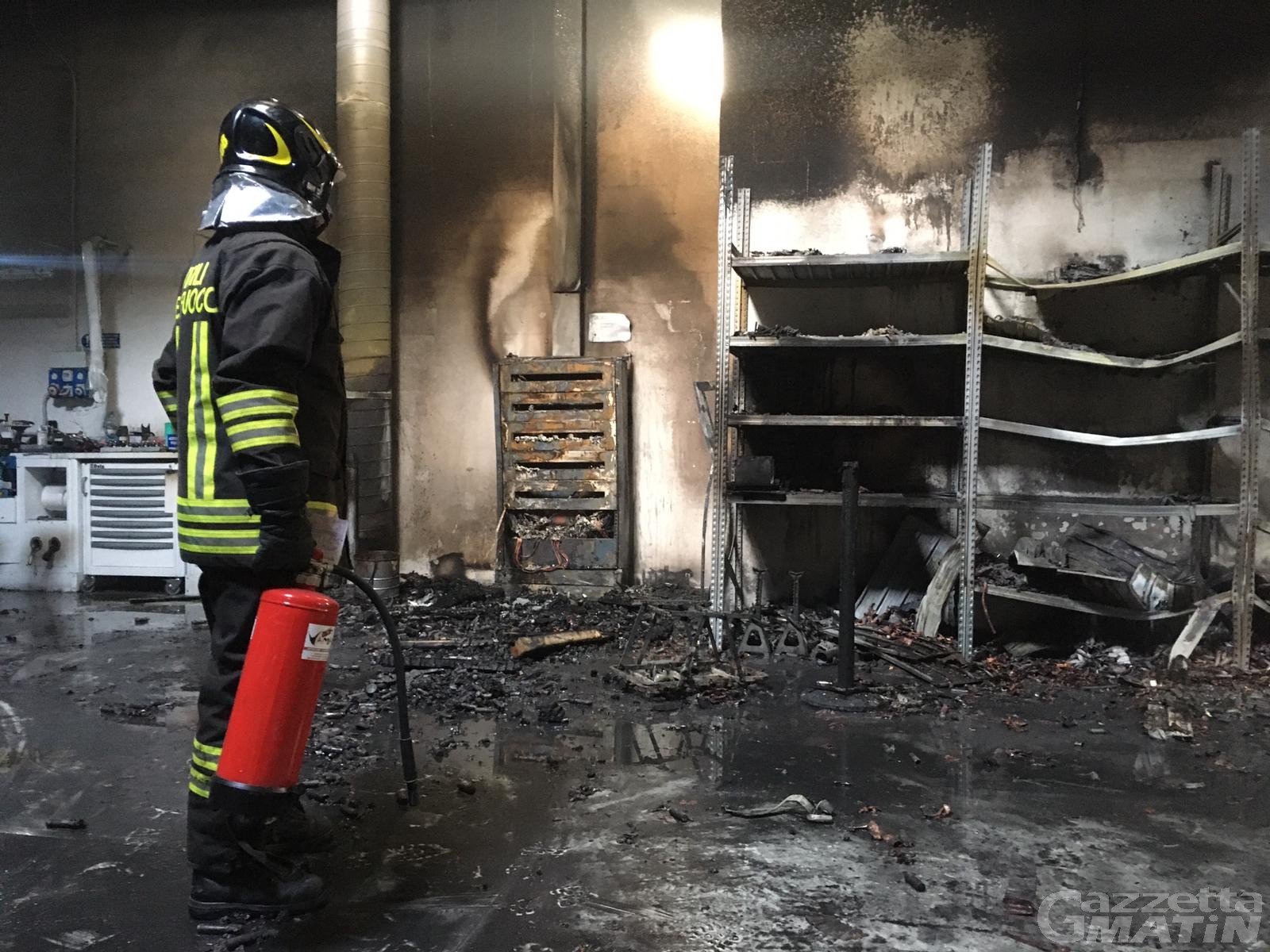 Pont-Saint-Martin, principio di incendio in fabbrica: intervengono i Vigili del fuoco Pont-Saint-Martin, principio di incendio in fabbrica: intervengono i Vigili del fuoco