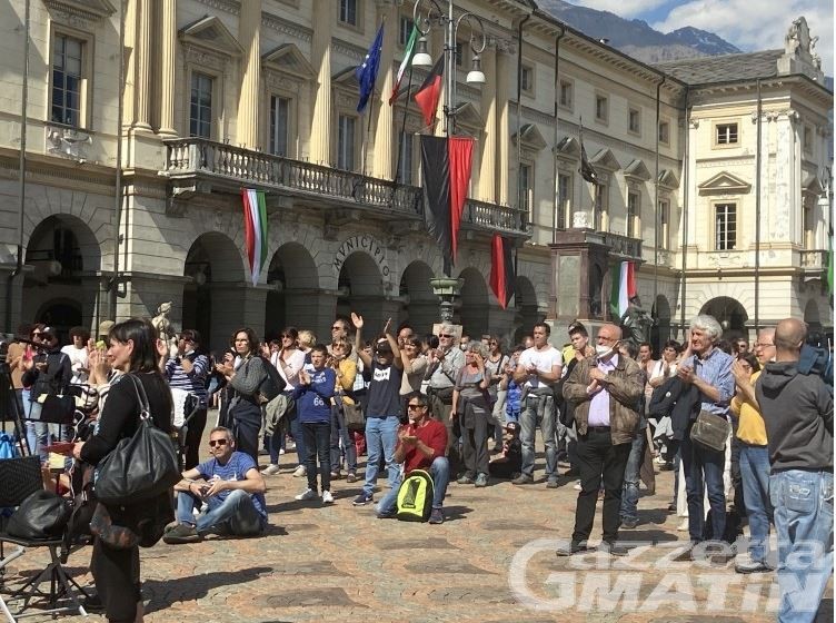 Manifestazione in piazza ad Aosta, la deputata Sara Cunial citata a giudizio Manifestazione in piazza ad Aosta, la deputata Sara Cunial citata a giudizio