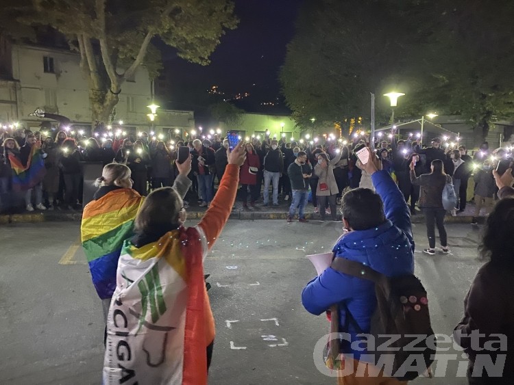 Ddl Zan, torce e bandiere arcobaleno all’Arco per gridare «vergogna!»