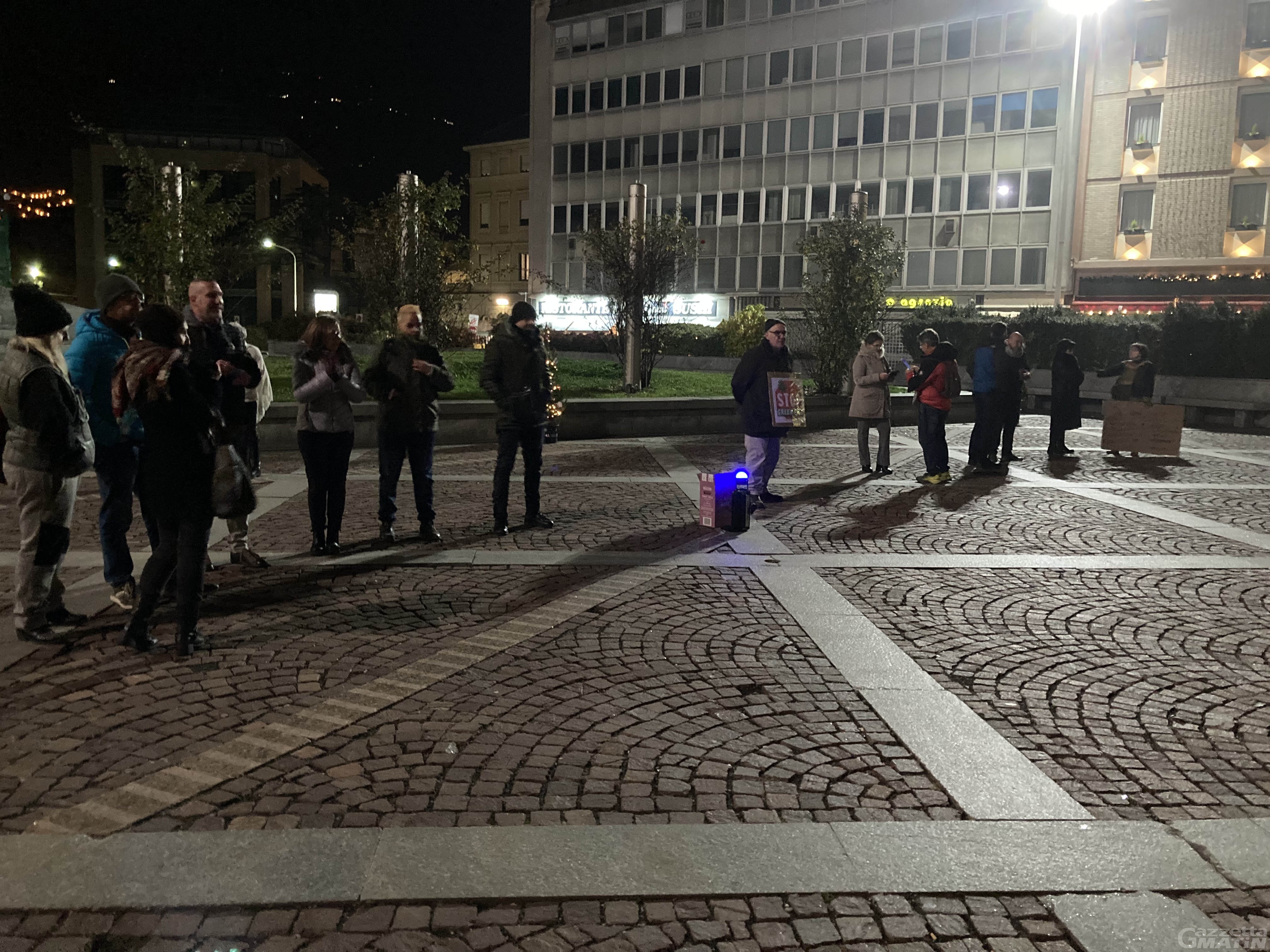 “No Green pass”: protesta silenziosa in piazza Narbonne, ad Aosta “No Green pass”: protesta silenziosa in piazza Narbonne, ad Aosta