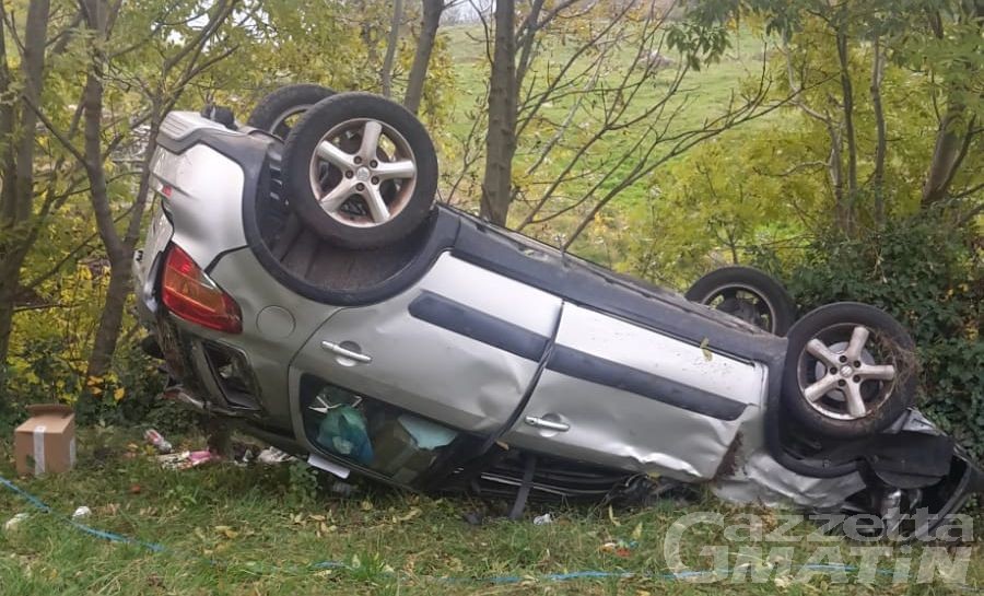 Auto si ribalta a Pont-Saint-Martin: madre e figlia finiscono in ospedale Auto si ribalta a Pont-Saint-Martin: madre e figlia finiscono in ospedale