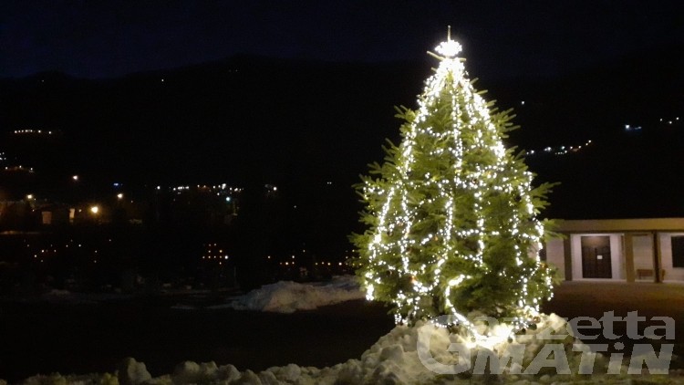 Aosta: al cimitero spunta l’albero di Natale, «simbolo di speranza e accoglienza»