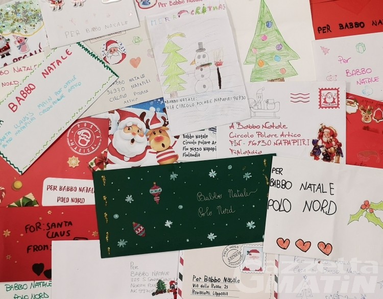 Poste Italiane recapita a Babbo Natale le letterine dei bimbi valdostani
