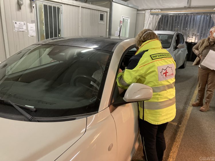 Vaccini, sedute al drive-in venerdì dalle 20 alle 24